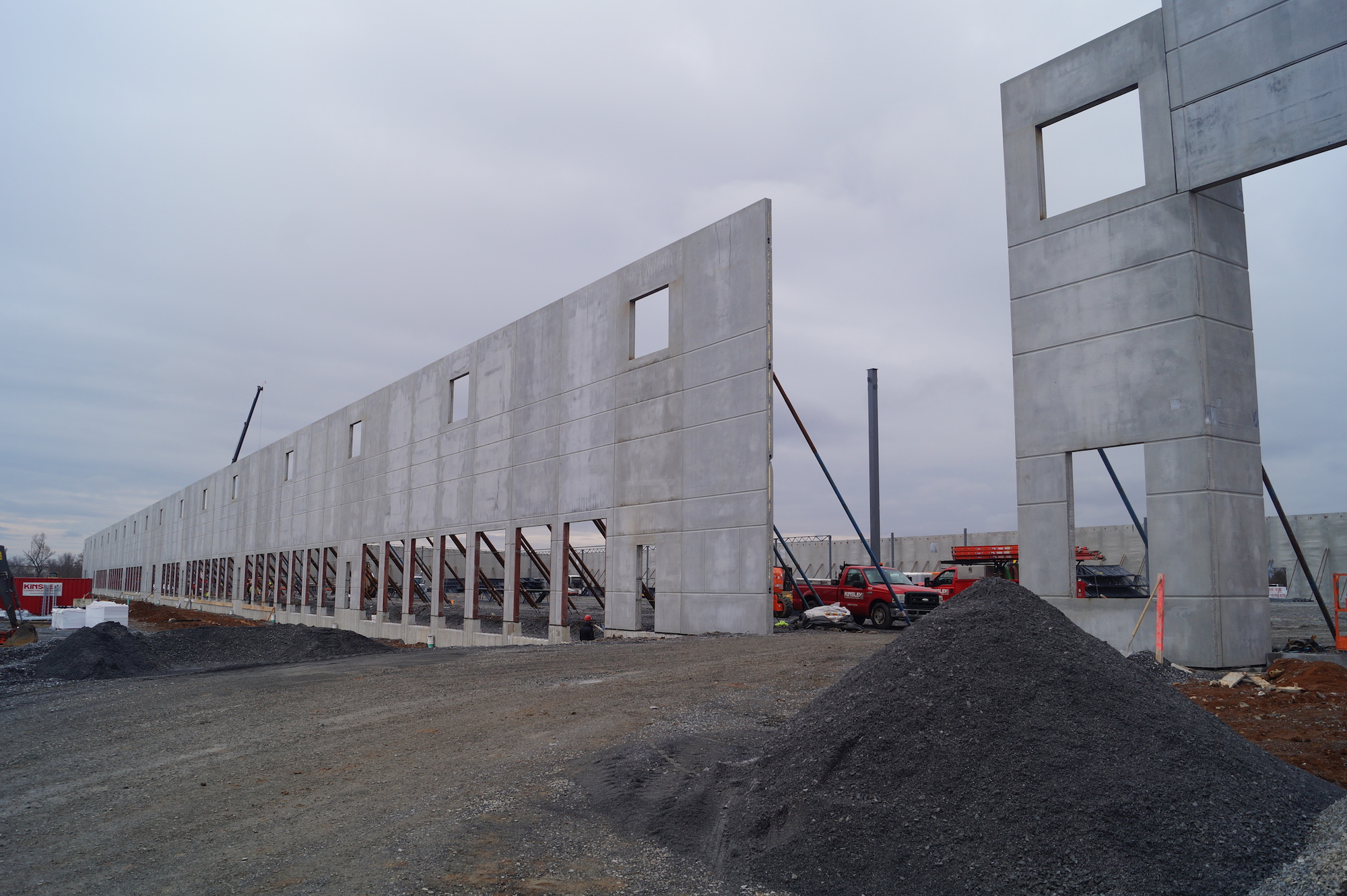 Warehouse construction using precast concrete